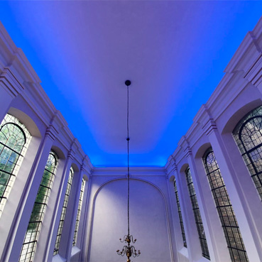 70 Meter LED-Striplights von cast schenken schlichtem Kirchenbau neuen Ausdruck